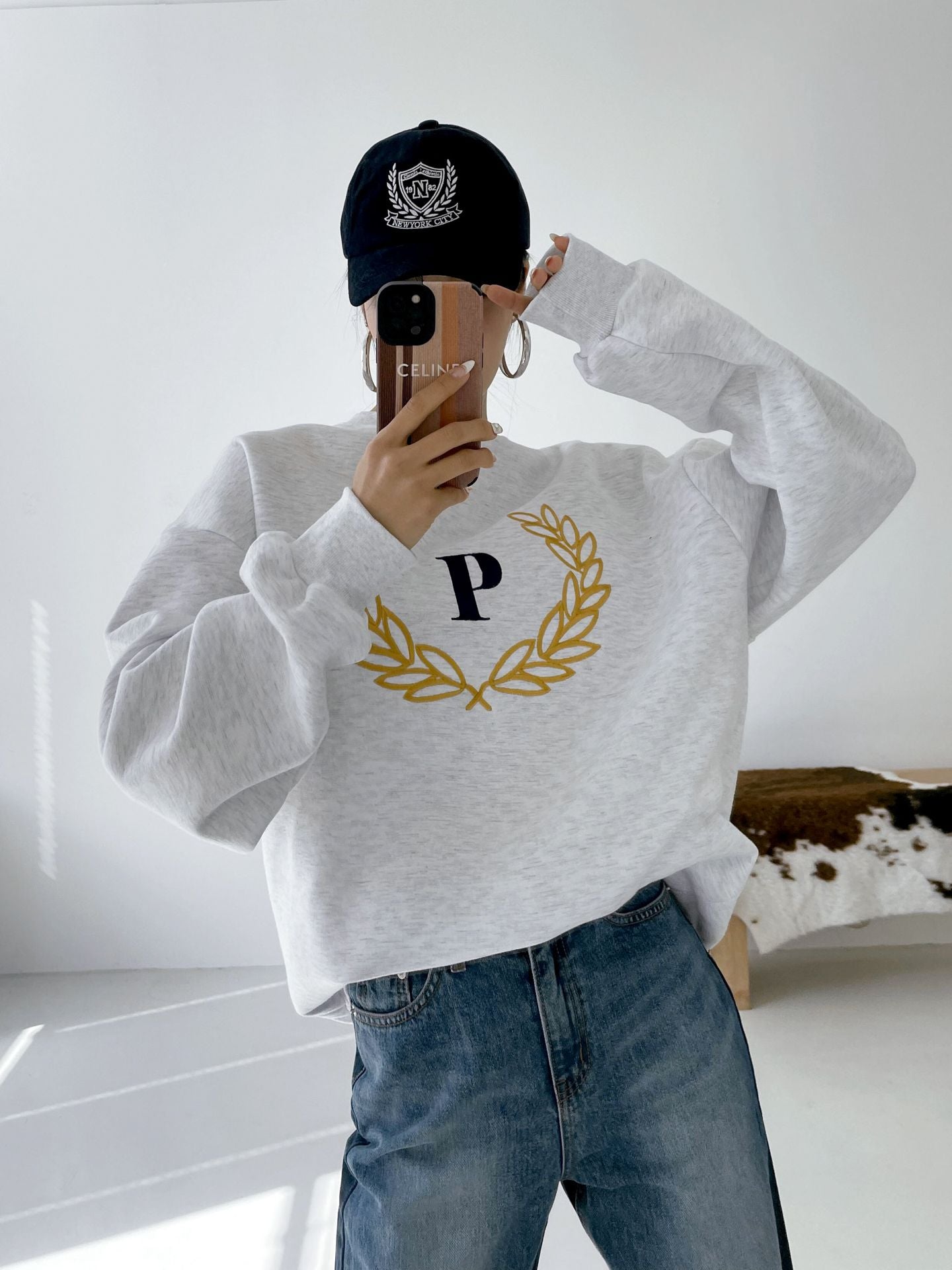 Laurel Wreath Embroidery Sweatshirts