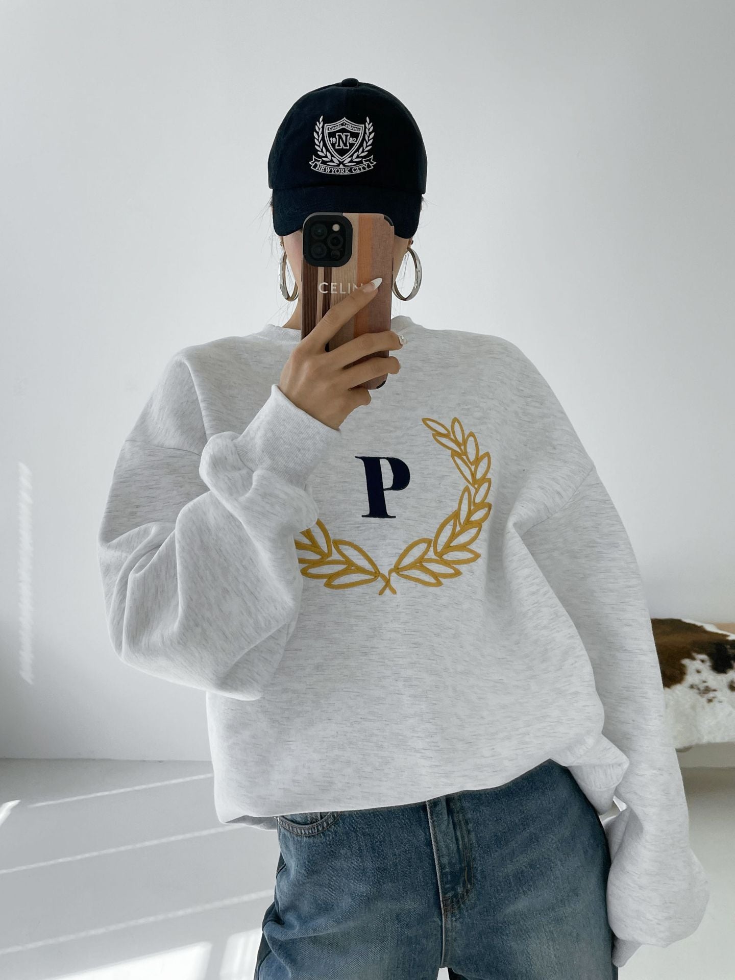 Laurel Wreath Embroidery Sweatshirts