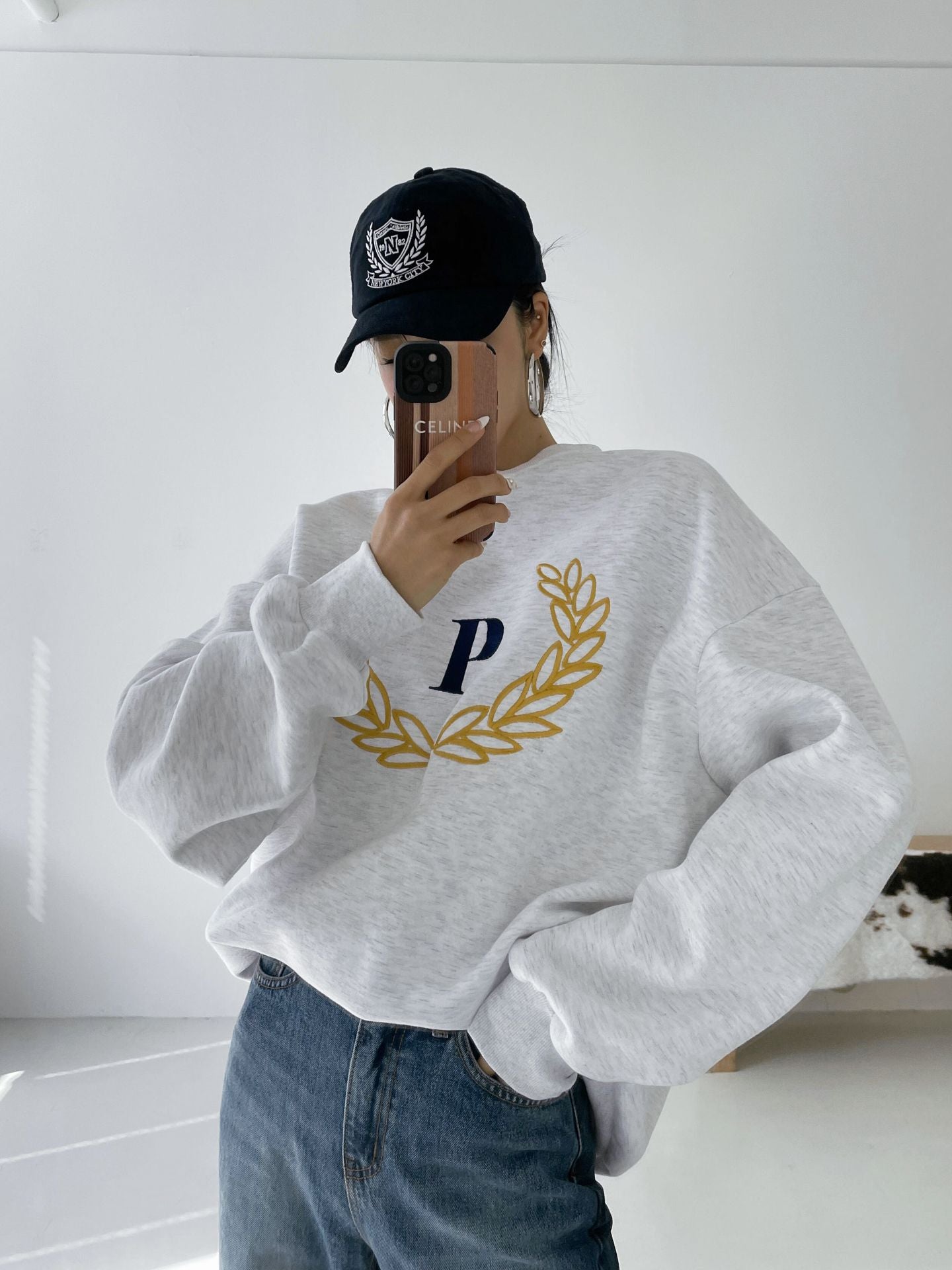 Laurel Wreath Embroidery Sweatshirts