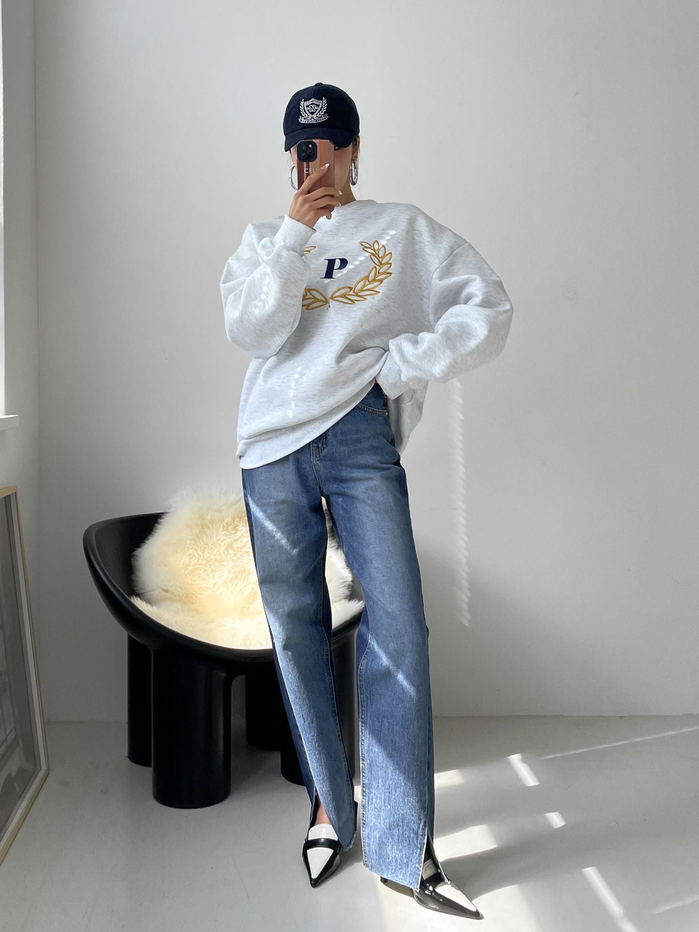 Laurel Wreath Embroidery Sweatshirts