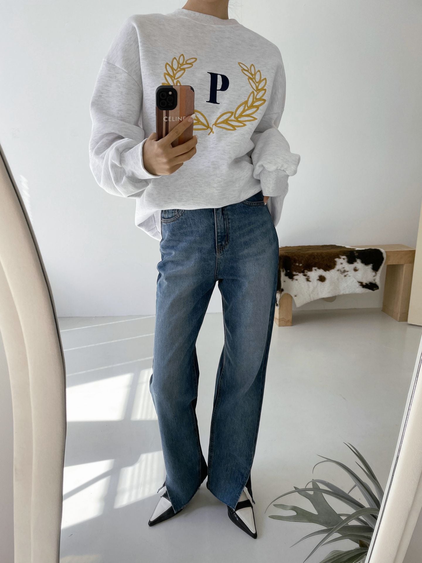 Laurel Wreath Embroidery Sweatshirts