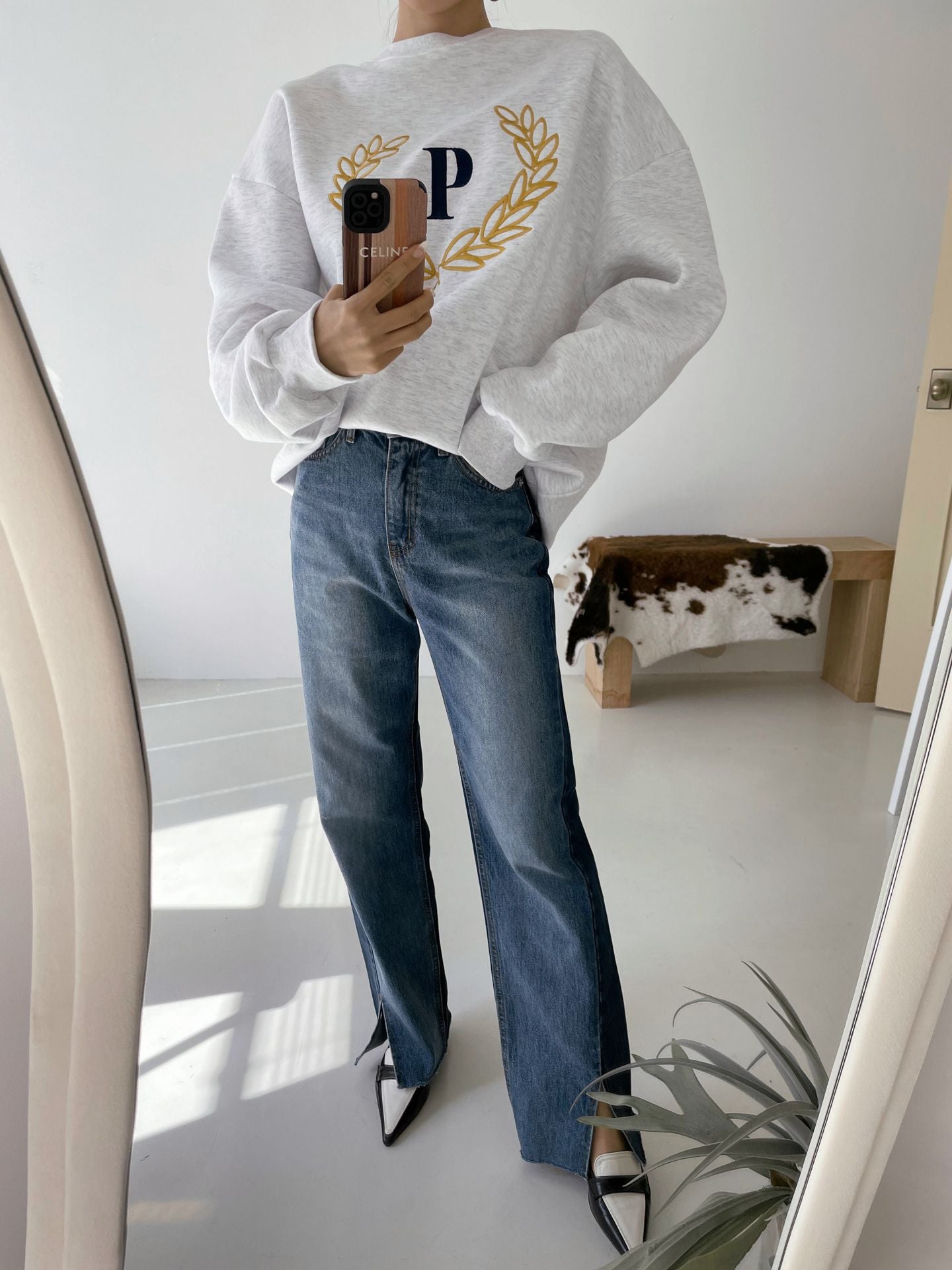 Laurel Wreath Embroidery Sweatshirts