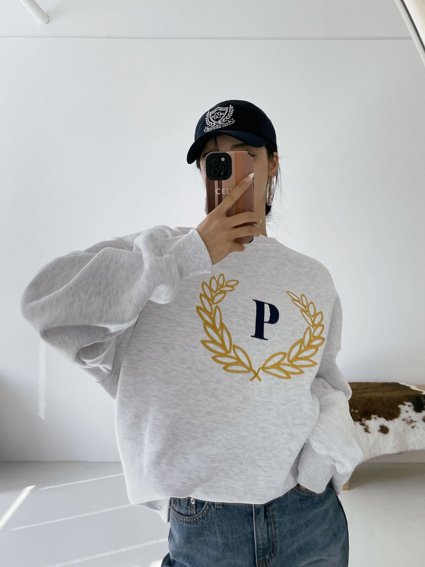 Laurel Wreath Embroidery Sweatshirts