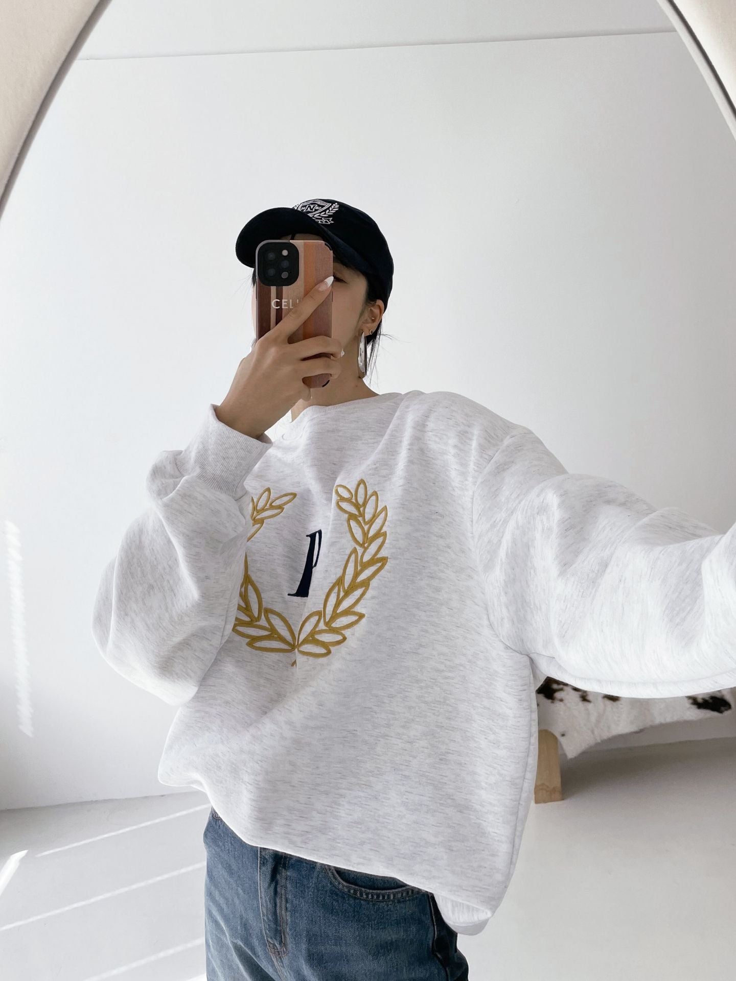 Laurel Wreath Embroidery Sweatshirts
