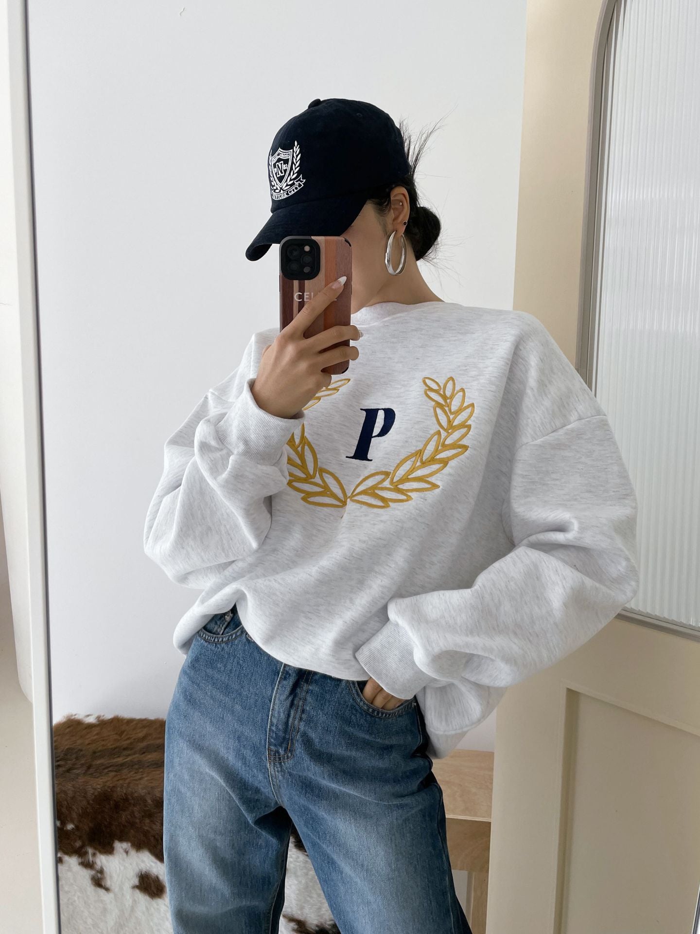 Laurel Wreath Embroidery Sweatshirts