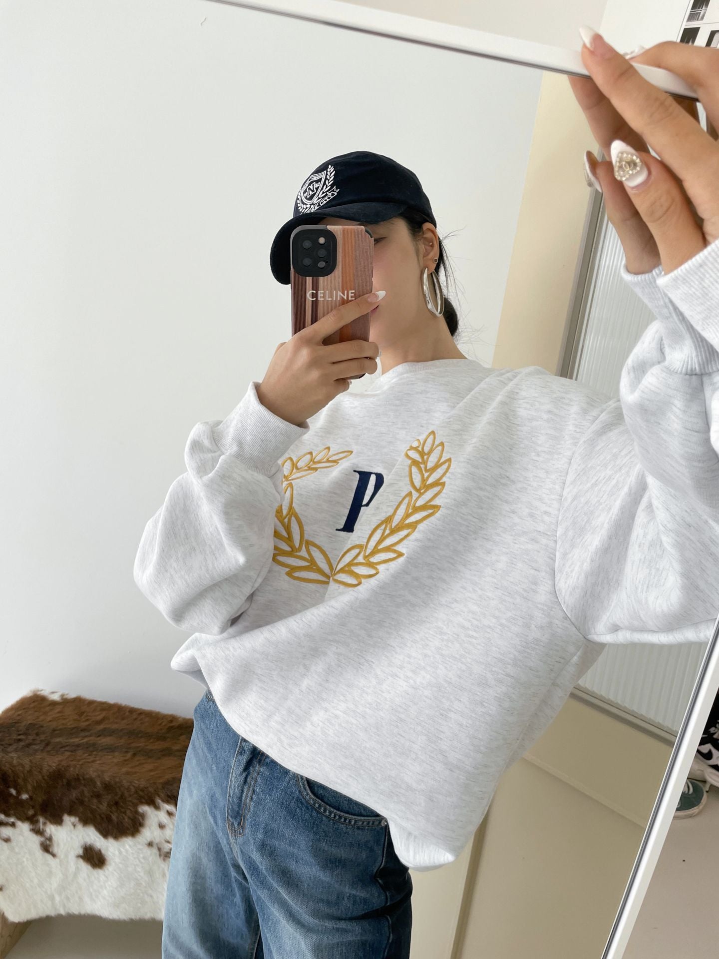 Laurel Wreath Embroidery Sweatshirts