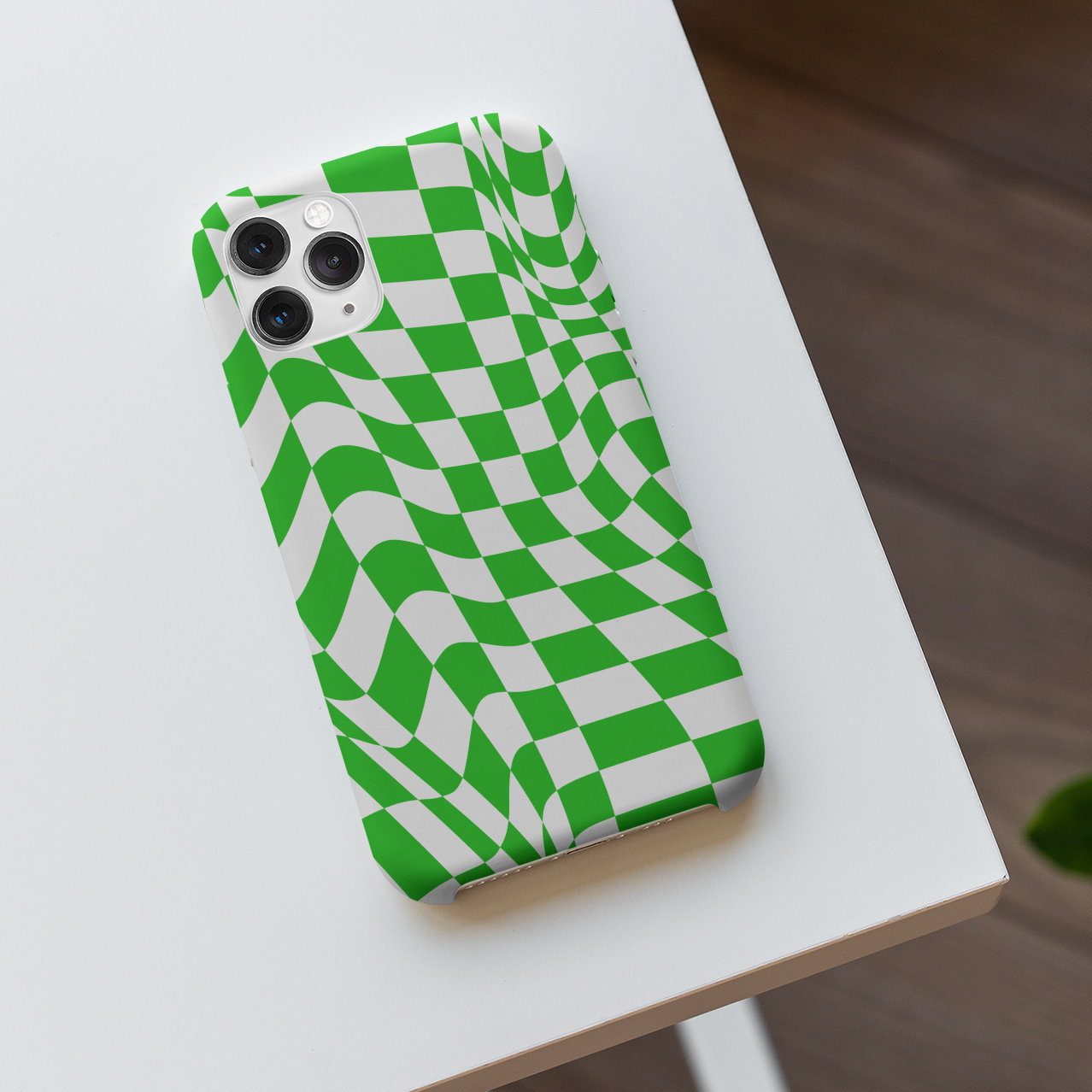 Old School Checkered Retro Groovy Vibe Wavy Checkerboard Phone Case / Retro Green